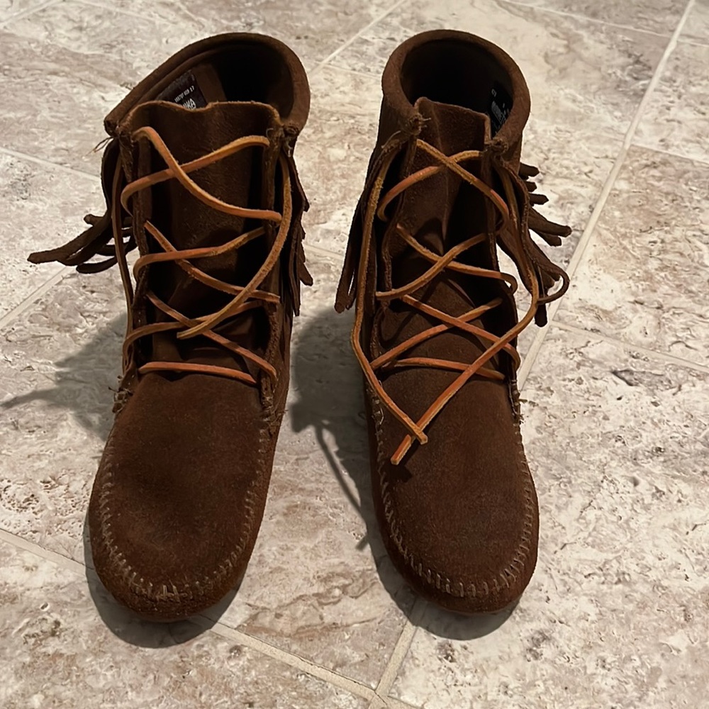Minnetonka suede fringe boots